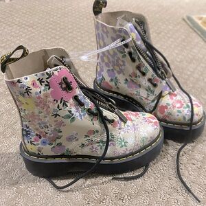 Dr. Martens 1460 Parchment Floral Mash
Up Leather Lace Up Platform Boots 6.5